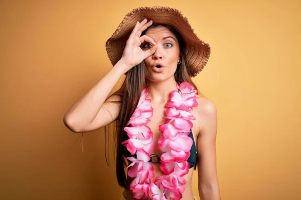 Mladá Krásná Žena Modrýma Očima Dovolené Bikinách Havajském Lei Dělá — Stock fotografie