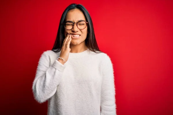 Giovane Bella Donna Asiatica Indossa Maglione Casual Occhiali Sfondo Rosso — Foto Stock