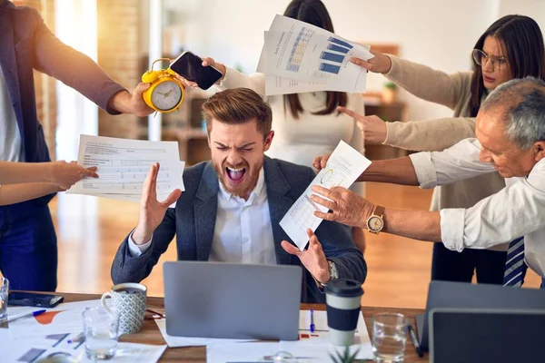 Gruppo Imprenditori Che Lavorano Insieme Partner Sottolineando Uno Loro Ufficio — Foto Stock