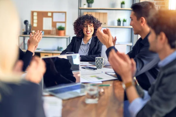 Gruppe Von Geschäftsleuten Die Glücklich Und Zuversichtlich Lächeln Arbeit Mit — Stockfoto