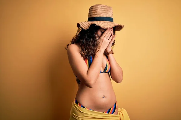 Young Beautiful Woman Curly Hair Vacation Wearing Bikini Summer Hat — Stock Photo, Image