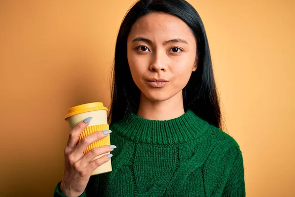 Jonge Mooie Chinese Vrouw Drinken Kopje Koffie Geïsoleerde Gele Achtergrond — Stockfoto