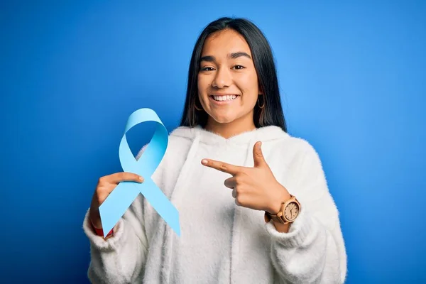 Młoda Azjatycka Kobieta Trzyma Niebieski Symbol Wstążki Raka Stojąc Odizolowanym — Zdjęcie stockowe
