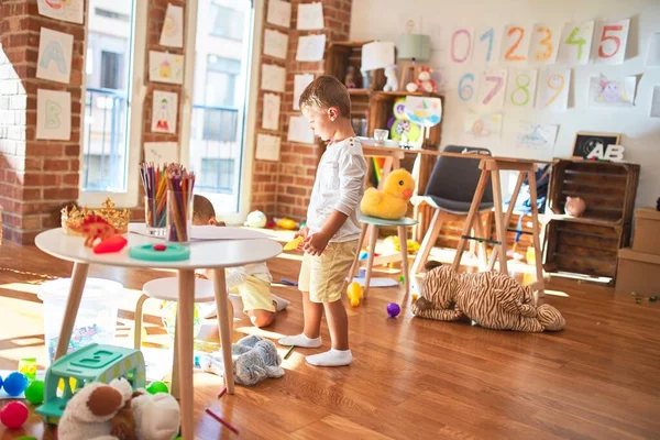 Entzückende Blonde Zwillinge Spielen Kindergarten Jede Menge Spielzeug — Stockfoto