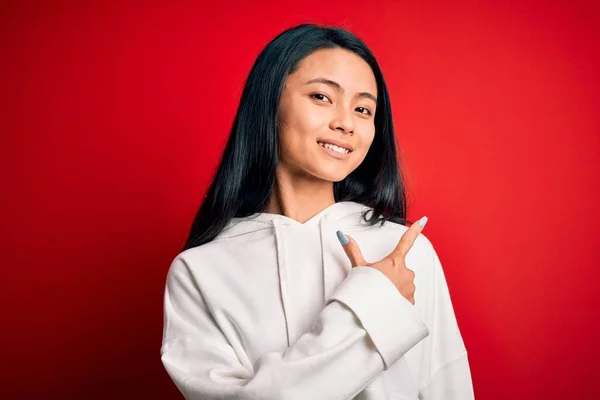 Jonge Mooie Chinese Sportieve Vrouw Dragen Sweatshirt Geïsoleerde Rode Achtergrond — Stockfoto