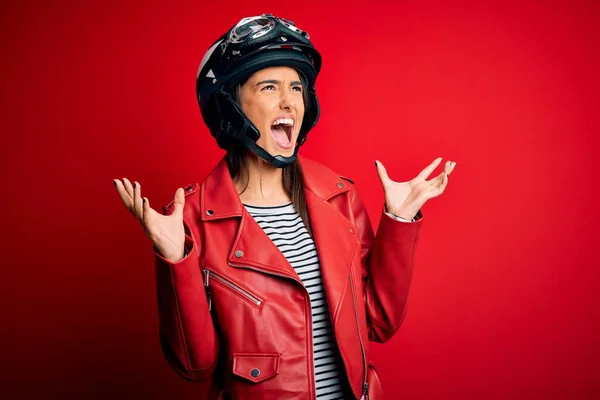 Νεαρή Όμορφη Μελαχρινή Μοτοσικλετίστρια Γυναίκα Φορώντας Κράνος Μοτοσικλέτας Και Κόκκινο — Φωτογραφία Αρχείου