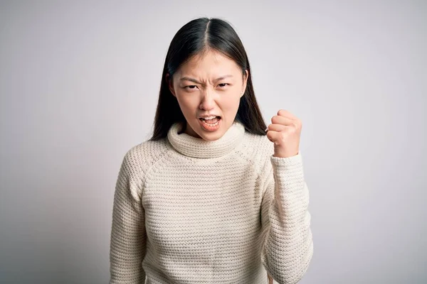 스웨터를 외떨어진 아리따운 아시아 여자는 주먹을 고함을 지르며 좌절하고 화가나 — 스톡 사진