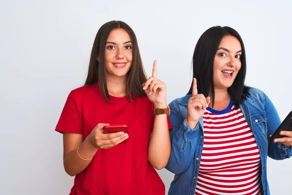 Giovani Belle Donne Che Utilizzano Smartphone Piedi Sfondo Bianco Isolato — Foto Stock