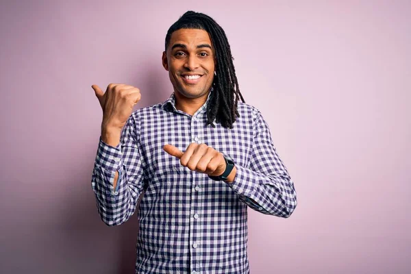 Jovem Afro Americano Africano Bonito Com Dreadlocks Vestindo Camisa Casual — Fotografia de Stock