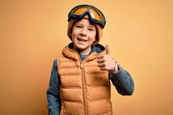 Giovane Bambino Caucasico Che Indossa Occhiali Neve Cappotto Invernale Sfondo — Foto Stock