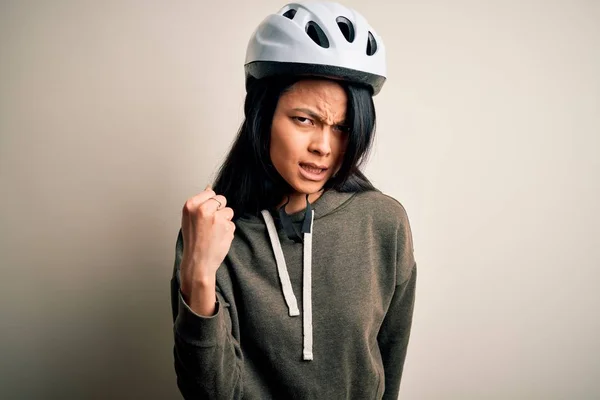 若い美しい中国の女性は怒りで叫んでいる間隔離された白い背景の怒りと狂牛病の上に自転車のヘルメットを身に着けている 激怒と積極的な概念 — ストック写真