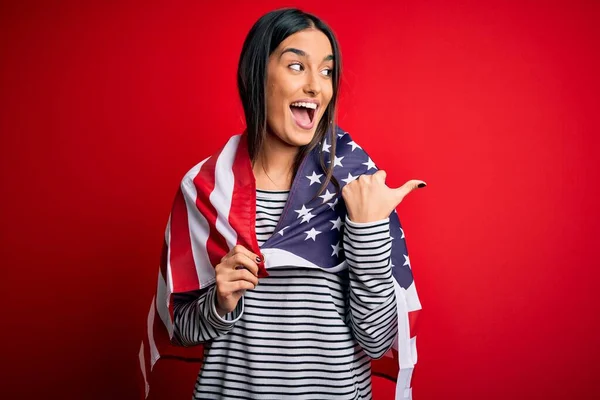 Ung Vacker Brunett Patriotisk Kvinna Bär Usa Flagga För Självständighet — Stockfoto