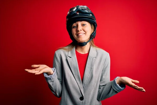 Jovem Mulher Motociclista Loira Bonita Usando Capacete Motocicleta Sobre Fundo — Fotografia de Stock