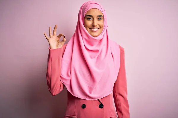 Joven Hermosa Mujer Negocios Morena Con Hijab Musulmán Rosa Chaqueta — Foto de Stock