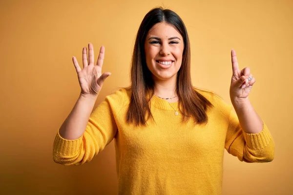 Jovem Bela Mulher Vestindo Camisola Casual Sobre Amarelo Isolado Fundo — Fotografia de Stock