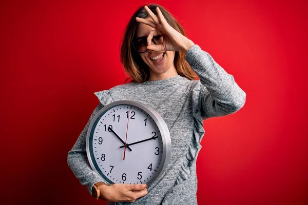Νεαρή Όμορφη Μελαχρινή Γυναίκα Κάνει Αντίστροφη Μέτρηση Κρατώντας Μεγάλο Ρολόι — Φωτογραφία Αρχείου