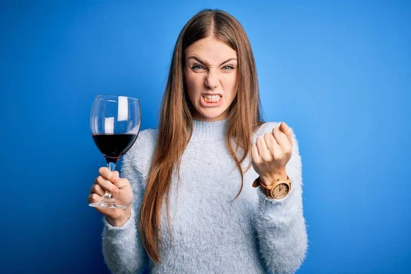 Joven Hermosa Pelirroja Bebiendo Copa Vino Tinto Sobre Fondo Azul —  Fotos de Stock