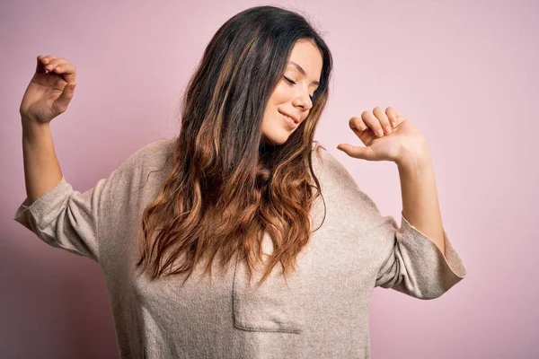 Giovane Bella Donna Bruna Indossa Maglione Casual Piedi Sfondo Rosa — Foto Stock