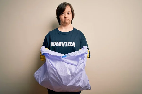 Молода Вниз Синдром Добровольця Жінка Збирає Сміття Пластик Сміття Впевненим — стокове фото