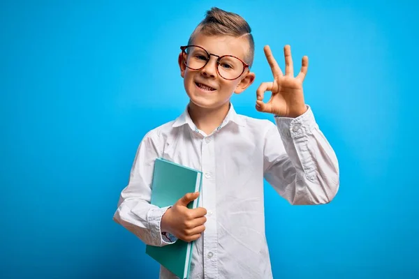 Młody Mały Biały Student Dzieciak Inteligentnych Okularach Trzymając Książkę Szkoły — Zdjęcie stockowe