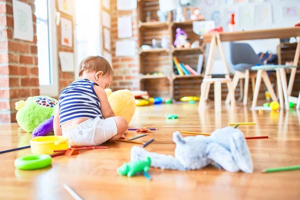 Adorável Criança Brincando Torno Muitos Brinquedos Jardim Infância — Fotografia de Stock