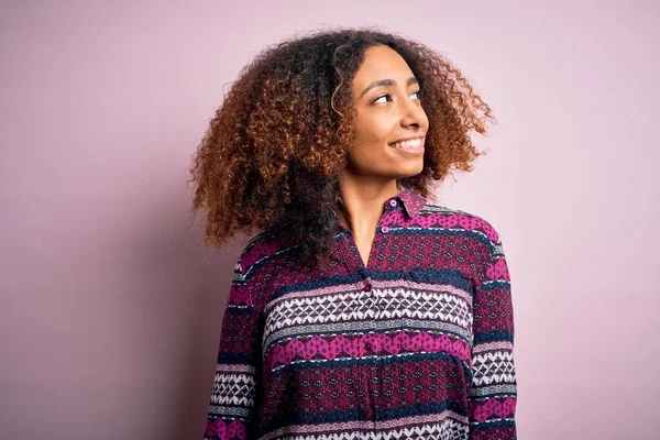 Mujer Afroamericana Joven Con Pelo Afro Vistiendo Camisa Colorida Sobre — Foto de Stock