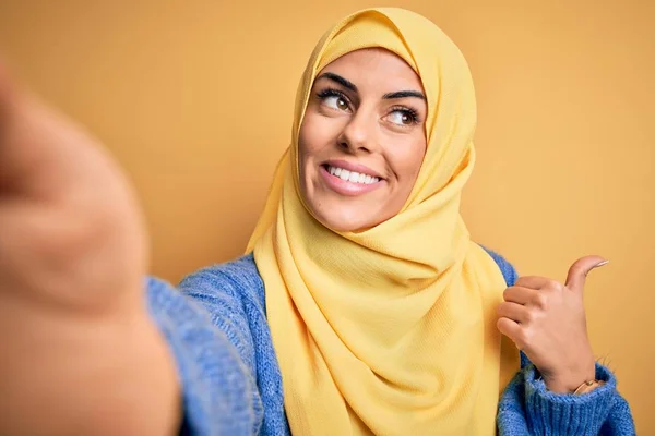 Молода Красива Брюнетка Арабська Жінка Ісламському Хіджабі Робить Селфі Вказуючи — стокове фото