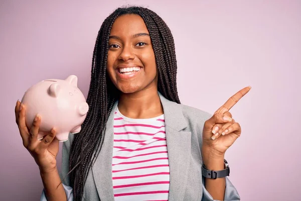 Молода Афро Американська Бізнес Жінка Економить Гроші Піггі Банку Над — стокове фото