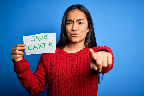 Joven Hermosa Mujer Asiática Sosteniendo Papel Pidiendo Salvar Tierra Conservación — Foto de Stock