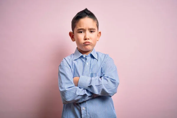 Jongetje Met Een Elegant Hemd Roze Geïsoleerde Achtergrond Sceptisch Nerveus — Stockfoto