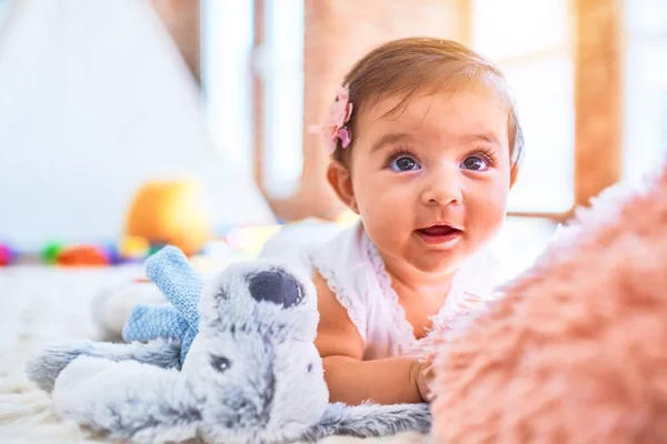 Schöner Säugling Freut Sich Kindergarten Über Buntes Spielzeug — Stockfoto