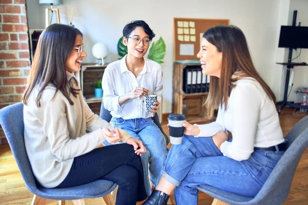 Hermosas Empresarias Sonriendo Felices Sentado Con Sonrisa Cara Hablando Descansando —  Fotos de Stock