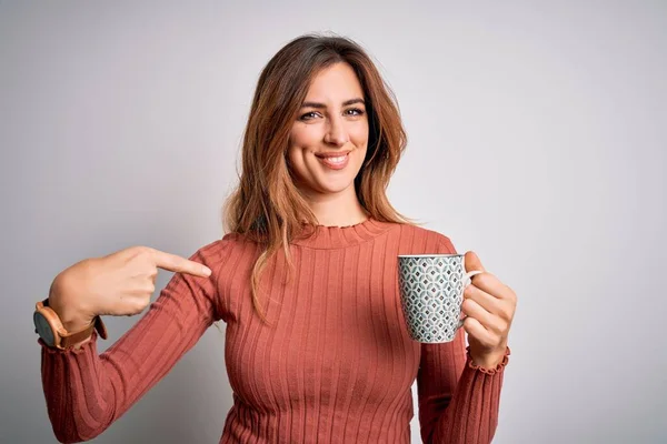 Jong Mooi Brunette Vrouw Drinken Kopje Koffie Geïsoleerde Wit Achtergrond — Stockfoto