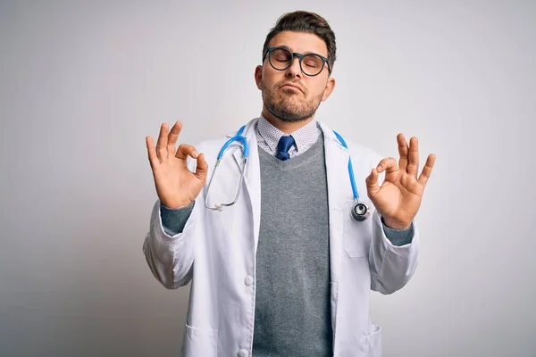 Joven Doctor Hombre Con Ojos Azules Vistiendo Abrigo Médico Estetoscopio — Foto de Stock