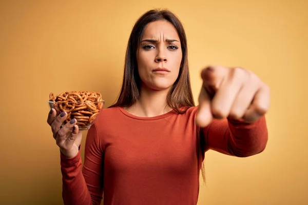 Young Beautiful Brunette Woman Holding Bowl Germany Baked Pretzels Pointing — Stock Photo, Image