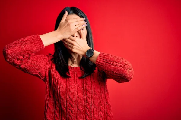 Młoda Brunetka Niebieskimi Oczami Ubrana Luźny Sweter Odizolowanym Czerwonym Tle — Zdjęcie stockowe