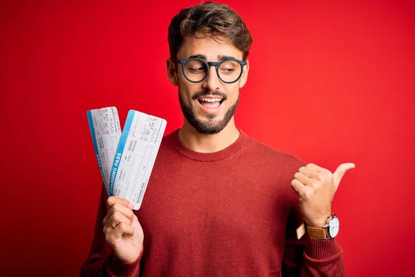 Joven Turista Vacaciones Sosteniendo Tarjeta Embarque Pie Sobre Terreno Panadería — Foto de Stock