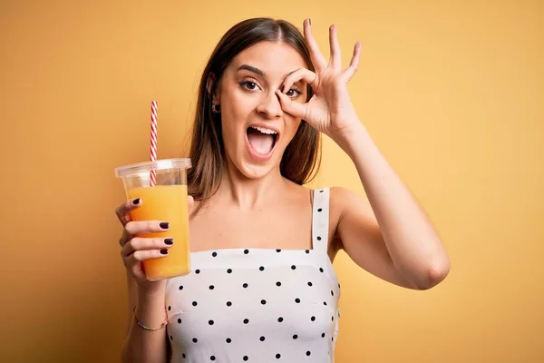 Giovane Bella Donna Bruna Che Beve Succo Arancia Sano Sfondo — Foto Stock