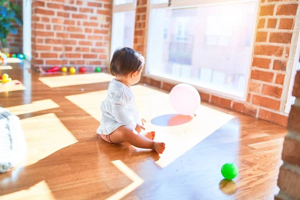 Schönes Kleinkind Freut Sich Kindergarten Über Buntes Spielzeug — Stockfoto