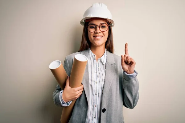 Junge Schöne Architektin Mit Schutzhelm Und Brille Die Blaupausen Hält — Stockfoto