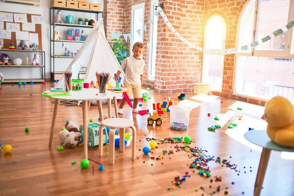 Schöne Blonde Kleinkind Spielt Tennis Mit Schläger Viele Spielsachen Kindergarten — Stockfoto