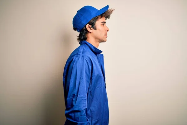 Jovem Mecânico Vestindo Boné Azul Uniforme Sobre Fundo Branco Isolado — Fotografia de Stock