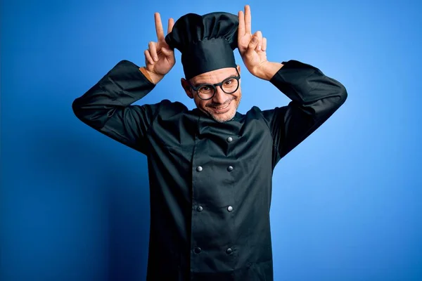 Joven Hombre Guapo Chef Con Uniforme Cocina Sombrero Sobre Fondo —  Fotos de Stock