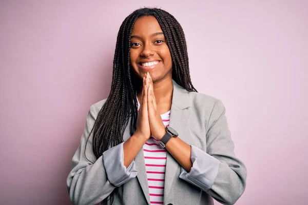 Fiatal Afro Amerikai Üzletasszony Áll Rózsaszín Elszigetelt Háttér Felett Kéz — Stock Fotó