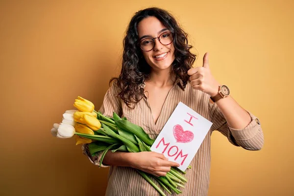 Gyönyörű Göndör Haj Gazdaság Szerelem Anya Üzenet Tulipán Ünneplő Anyák — Stock Fotó
