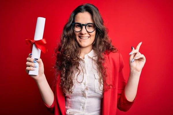 Jeune Belle Femme Aux Cheveux Bouclés Détenant Diplôme Universitaire Sur — Photo