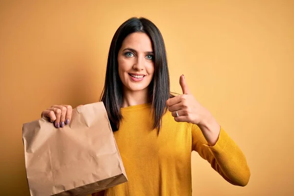 Mujer Morena Joven Con Ojos Azules Sosteniendo Entrega Bolsa Papel —  Fotos de Stock