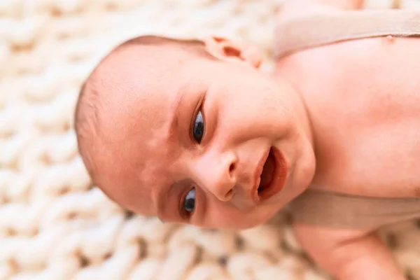 Schattige Baby Liggend Deken Bank Thuis Pasgeborenen Huilen Schreeuwen — Stockfoto