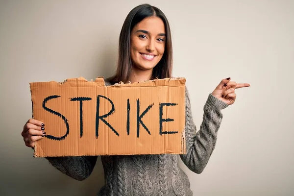 Jovem Bela Ativista Morena Protestando Segurando Cartaz Com Mensagem Greve — Fotografia de Stock