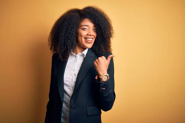 Νεαρή Όμορφη Αφροαμερικανίδα Επιχειρηματίας Αφρικάνικα Μαλλιά Φορώντας Κομψό Σακάκι Χαμογελώντας — Φωτογραφία Αρχείου